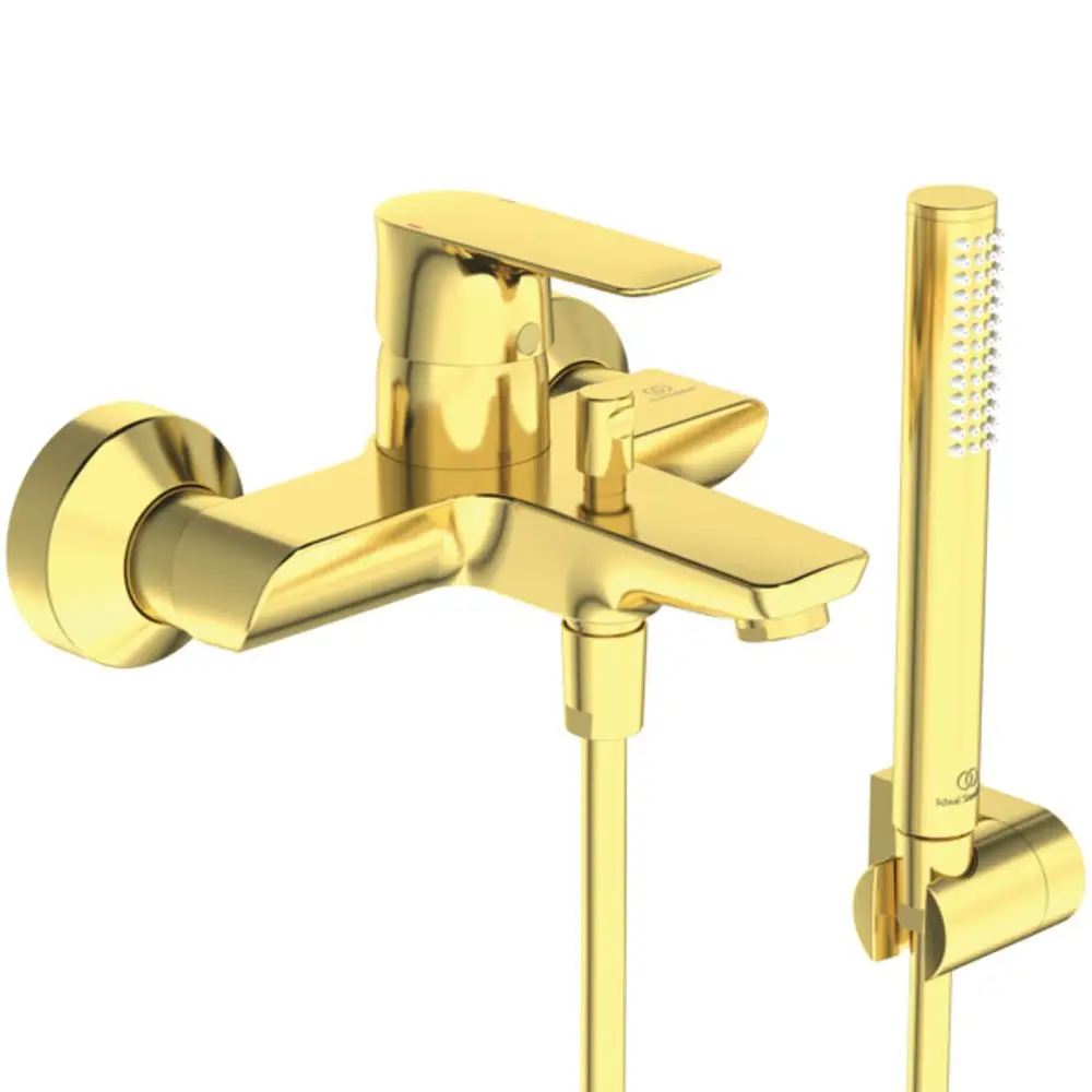 Goldene Badarmatur von Ideal Standard mit einem Hauptwasserhahn und einem Handbrause-Set, montiert an der Wand. Das Design ist schlicht und funktional.